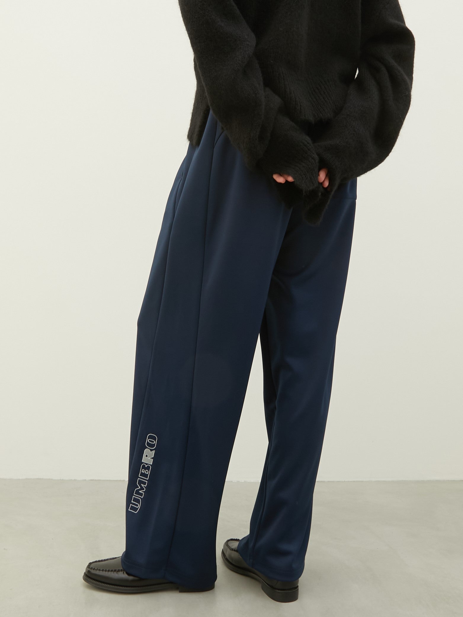 【新品タグ付】 UMBRO×LA PEAU DE GEM パンツ 36サイズ UMBRO×LA PEAU DE GEM The Urban Nomad track Pants
