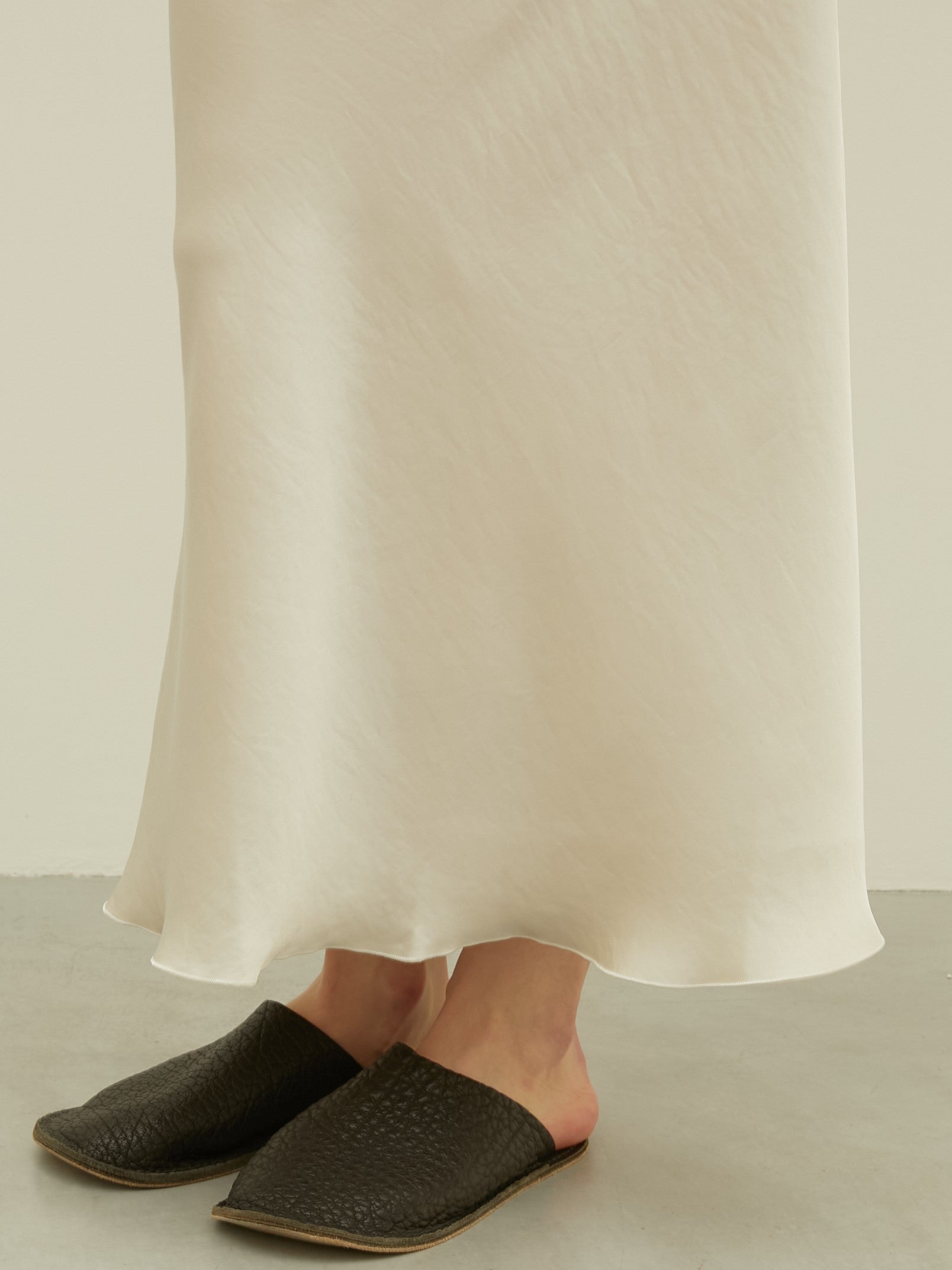 no slit satin skirt – LA PEAU DE GEM