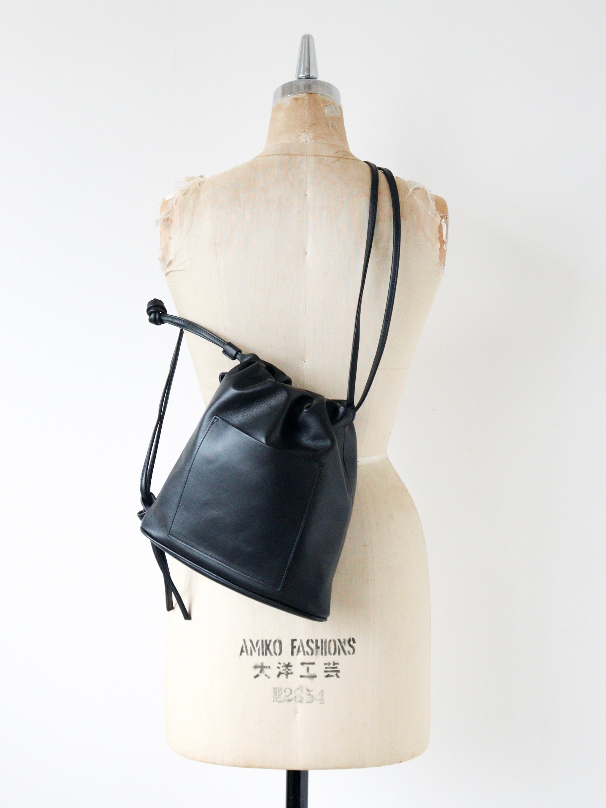 ラポドゥジェム GEM KNOT SHOLDER LEATHER BAG GEM KNOT DRAWSTING LEATHER BAG – LA PEAU DE GEM
