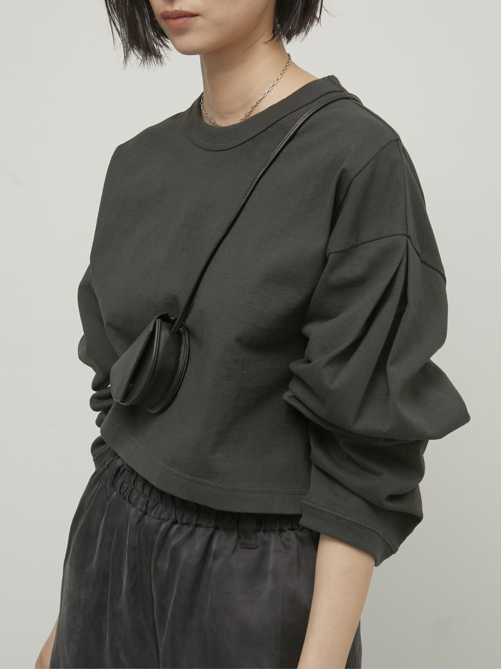 sleeve tuck cropped tee