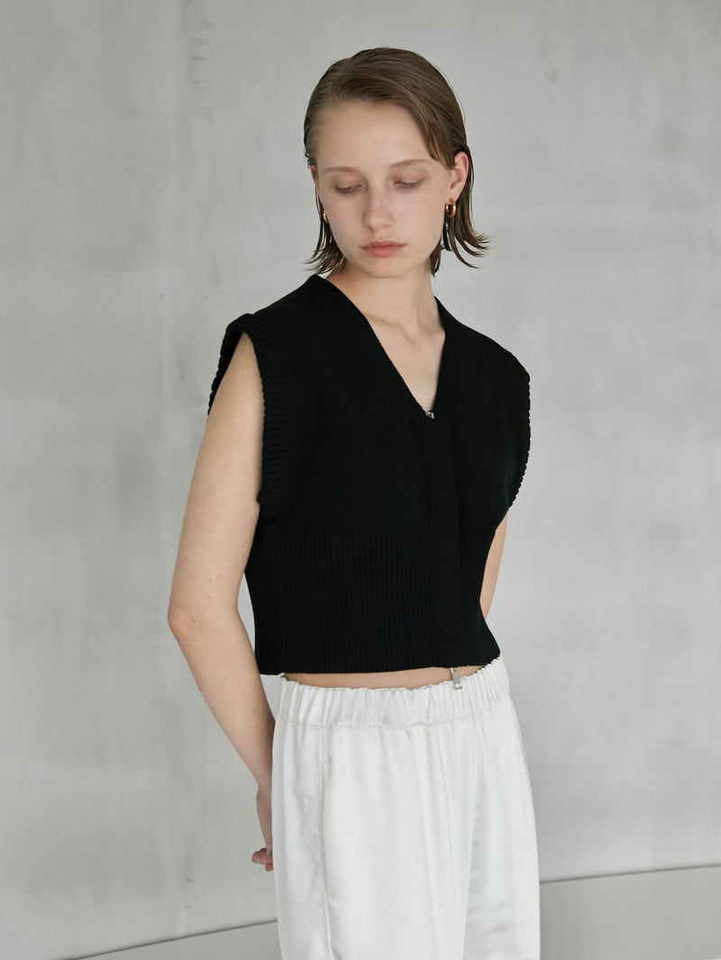 zip up knit vest / black