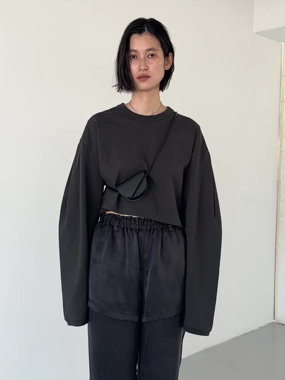 sleeve tuck cropped tee – LA PEAU DE GEM